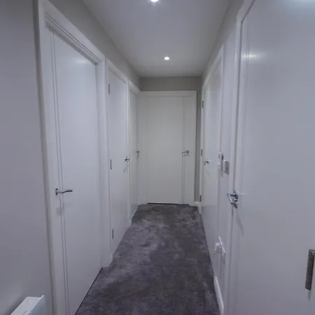 Modern 2 Bedroom Flat With 2 Ensuite Bathrooms In For Up To 4 People * 布里斯托