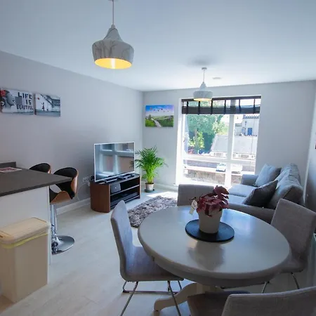 Modern 2 Bedroom Flat With 2 Ensuite Bathrooms In For Up To 4 People Bristol