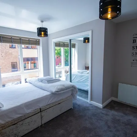 Modern 2 Bedroom Flat With 2 Ensuite Bathrooms In For Up To 4 People *
