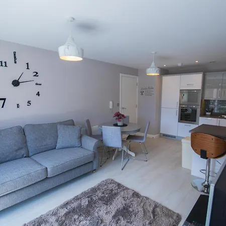 Modern 2 Bedroom Flat With 2 Ensuite Bathrooms In For Up To 4 People * 브리스틀