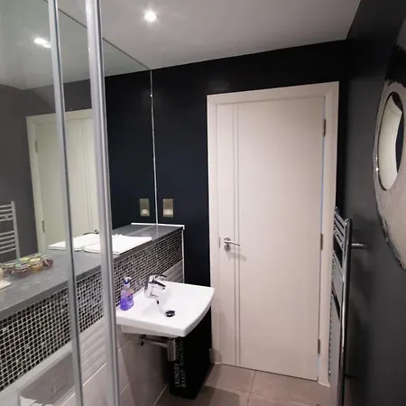 Modern 2 Bedroom Flat With 2 Ensuite Bathrooms In For Up To 4 People 브리스틀