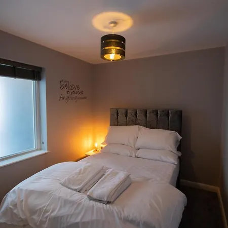 Modern 2 Bedroom Flat With 2 Ensuite Bathrooms In For Up To 4 People * 브리스틀