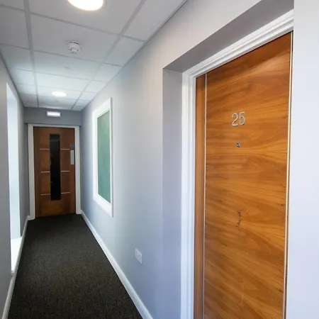 Modern 2 Bedroom Flat With 2 Ensuite Bathrooms In For Up To 4 People